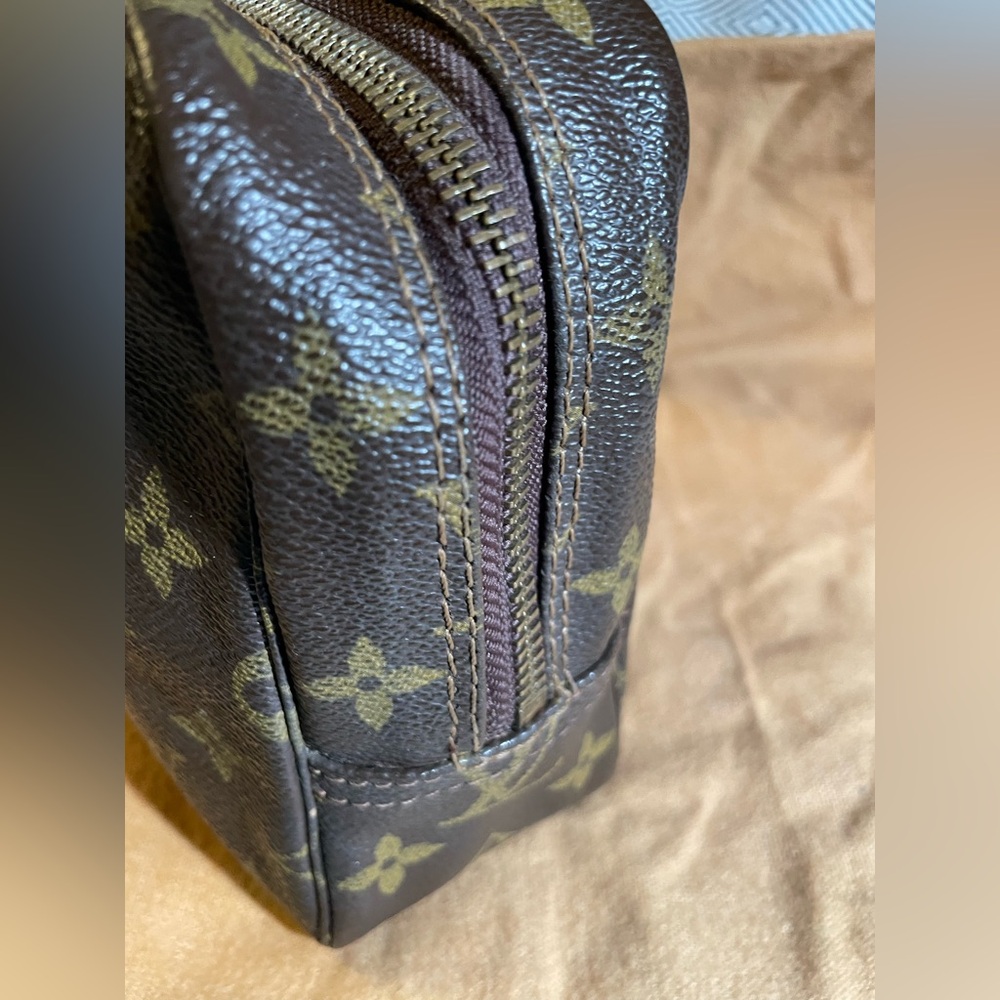 Louis Vuitton Trousse 23 Unisex Classic Monogram Canvas Cosmetic Bag | Vintage - Picture 12 of 17